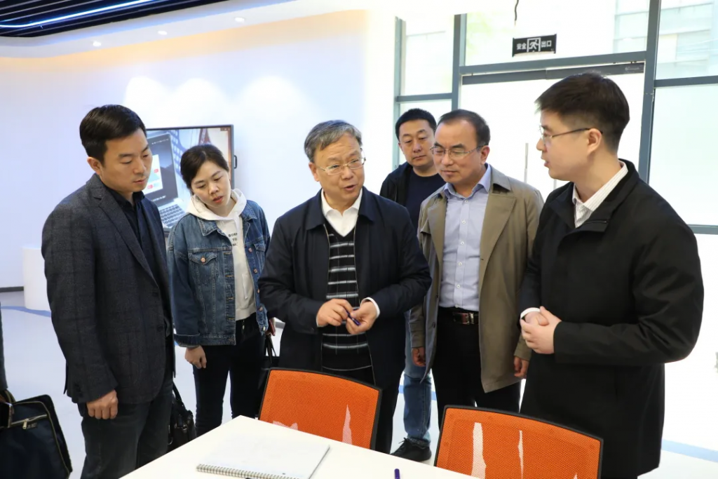 洛陽(yáng)市工信局黨組成員、副局長(zhǎng)李君一行蒞臨中原工業(yè)設(shè)計(jì)城參觀考察