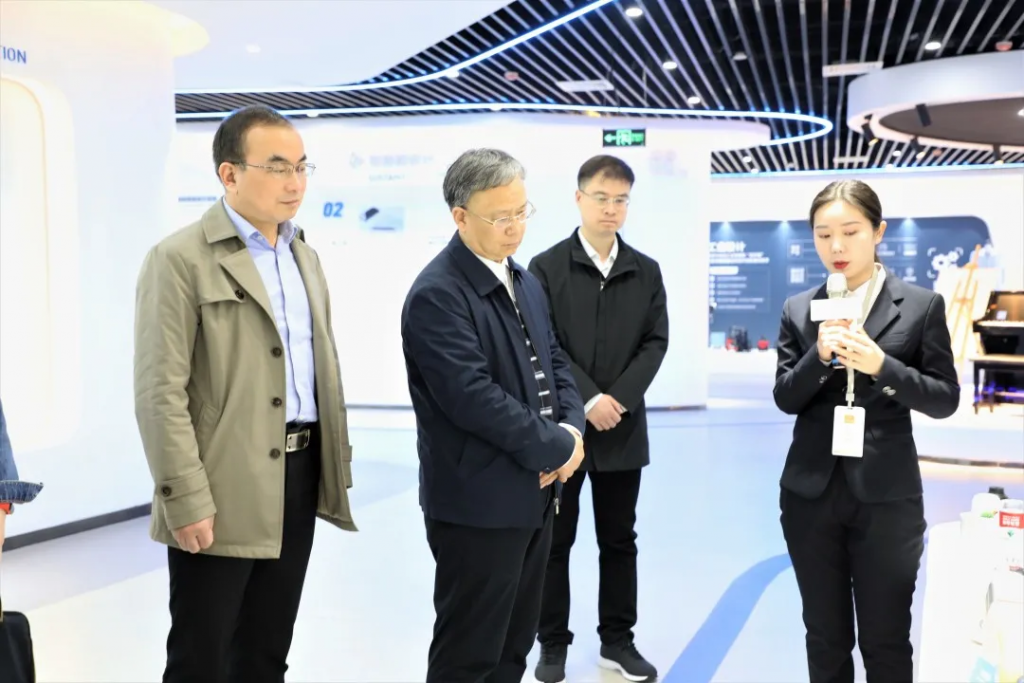 洛陽(yáng)市工信局黨組成員、副局長(zhǎng)李君一行蒞臨中原工業(yè)設(shè)計(jì)城參觀考察