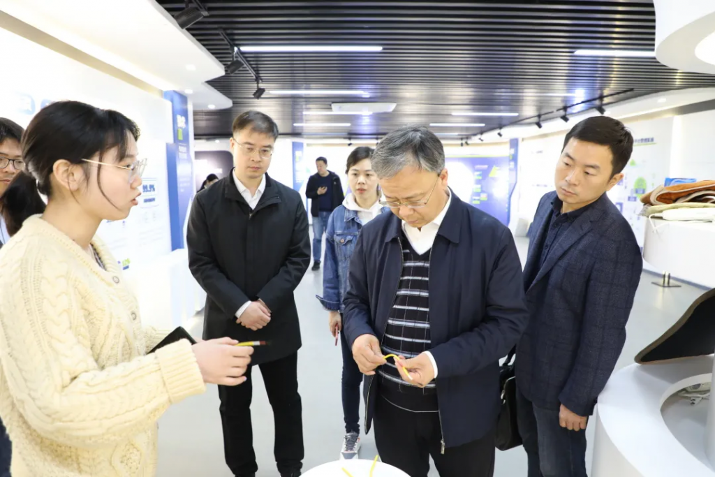 洛陽(yáng)市工信局黨組成員、副局長(zhǎng)李君一行蒞臨中原工業(yè)設(shè)計(jì)城參觀考察