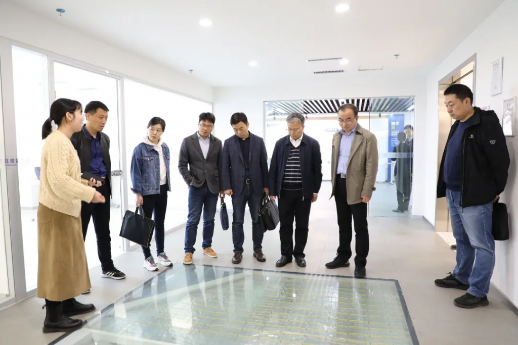 洛陽(yáng)市工信局黨組成員、副局長(zhǎng)李君一行蒞臨中原工業(yè)設(shè)計(jì)城參觀考察