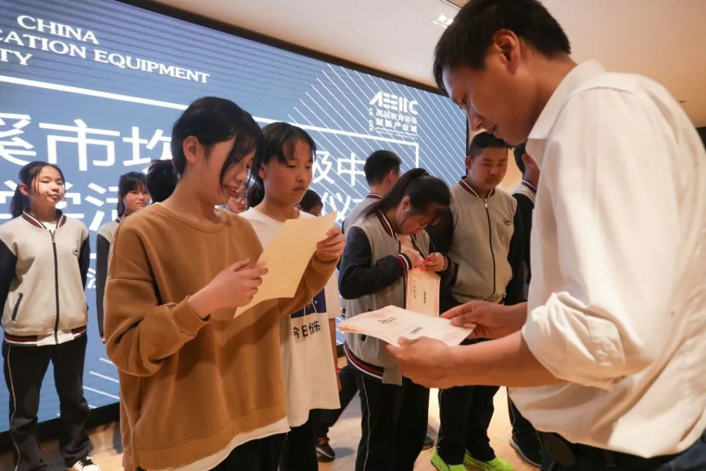 坎墩中學：科技擁抱自然，自然創造文化