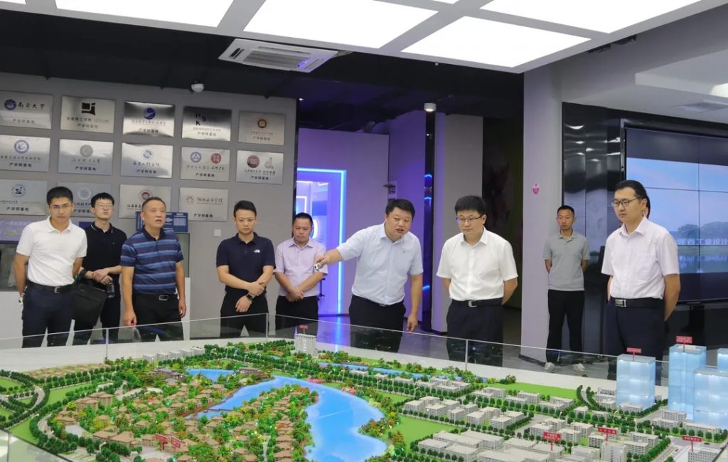 豐城市委副書記、代市長張書基調研中部教裝城數字經濟產業