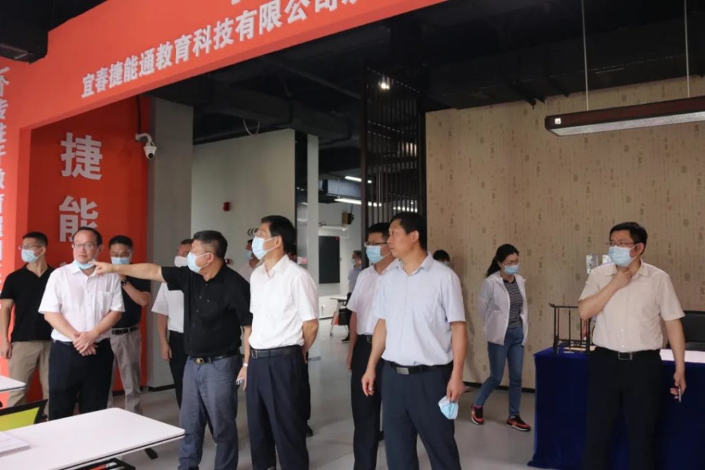 江西省副省長(zhǎng)陳小平一行調(diào)研江西工業(yè)設(shè)計(jì)小鎮(zhèn)，他指出......