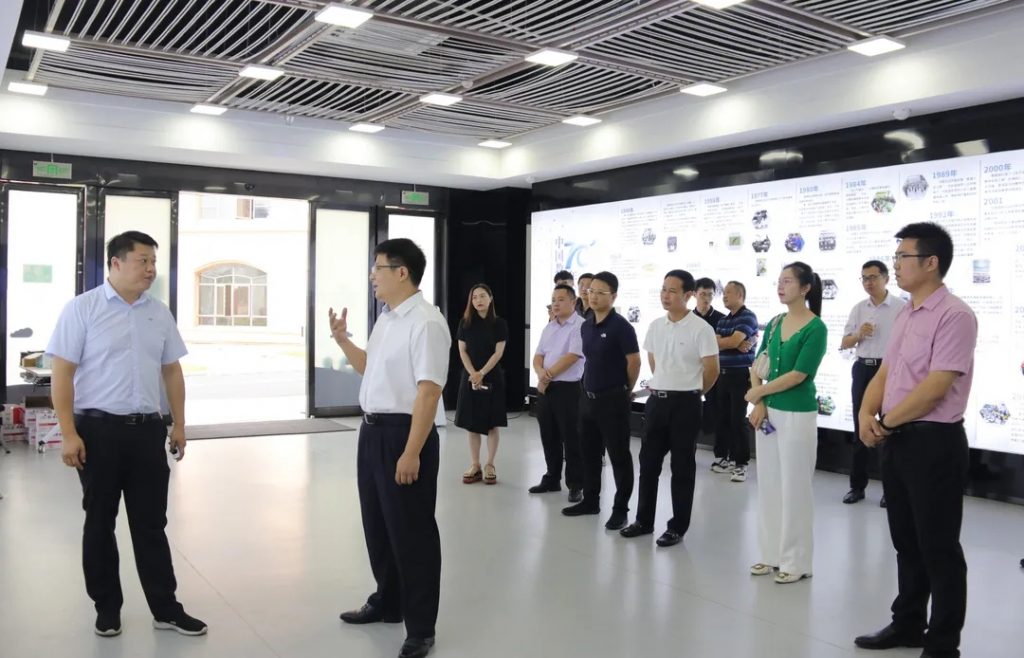 豐城市委副書記、代市長張書基調研中部教裝城數字經濟產業