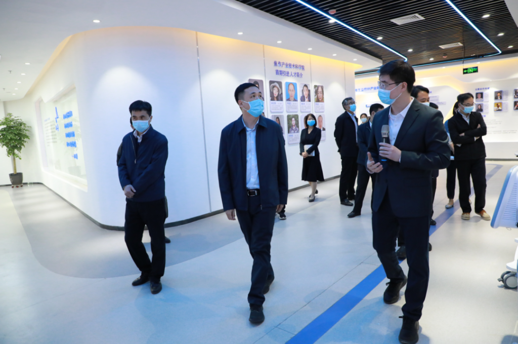 省委組織部黨員干部駐村工作辦公室主任王剛一行蒞臨設(shè)計城參觀調(diào)研