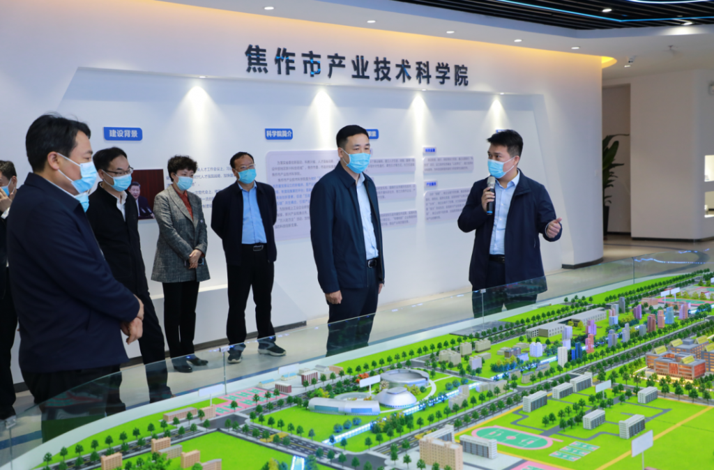 省委組織部黨員干部駐村工作辦公室主任王剛一行蒞臨設(shè)計城參觀調(diào)研