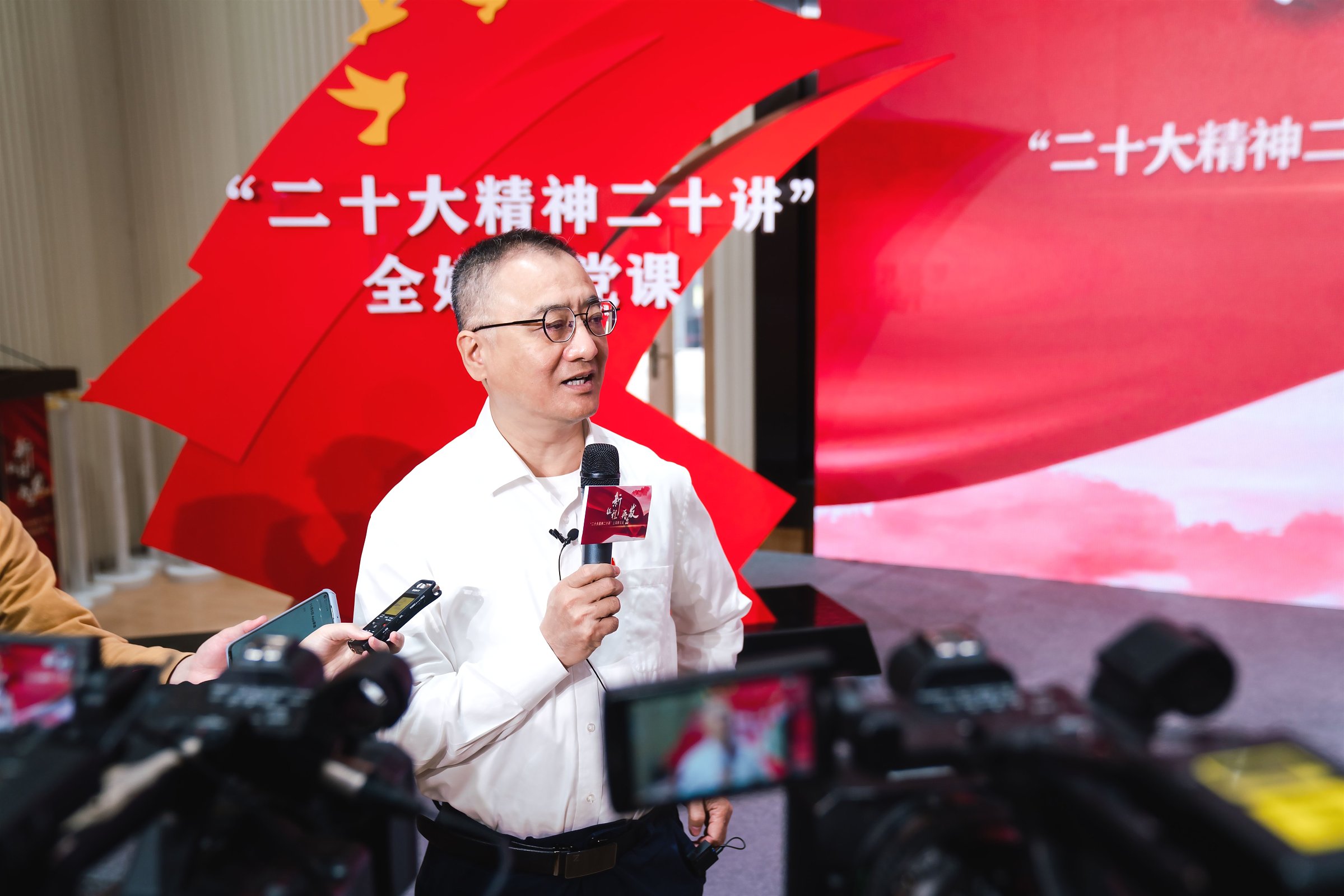 全媒體黨課走進(jìn)設(shè)計(jì)城 推進(jìn)黨的二十大精神落地生根